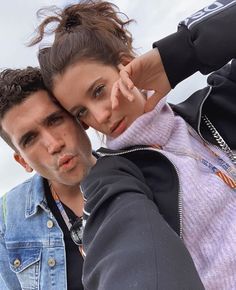 Jaime Lorente su savo mergina