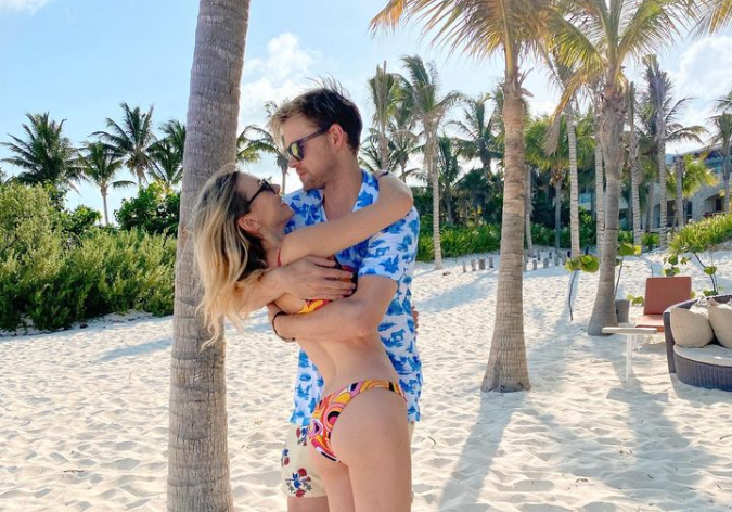   Chord Overstreet dan Camelia Somers