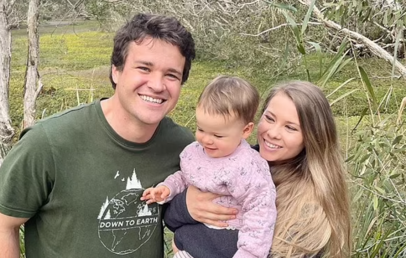  Bindi Irwin e Chandler com seu bebê