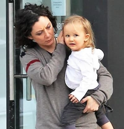 Rhodes Emilio Gilbert Perry i Sara Gilbert Foto