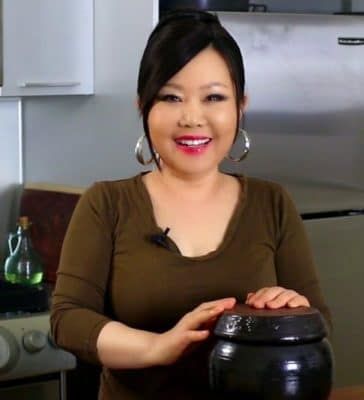 Isang larawan ng Korean-American YouTuber at may-akda, Kin Emily aka Maangchi