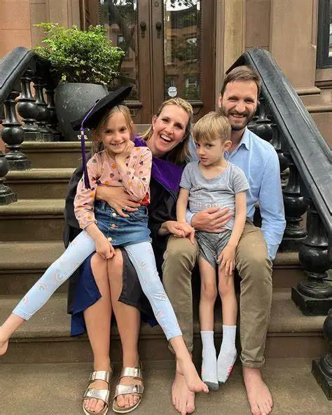 Una foto familiar de Sinisa Babcic amb la seva dona Poppy i dos fills.