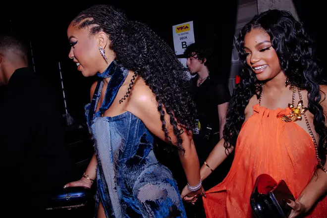 Halle Bailey (R) im Bild mit ihrer älteren Schwester Chloe bei den VMAs 2023.
