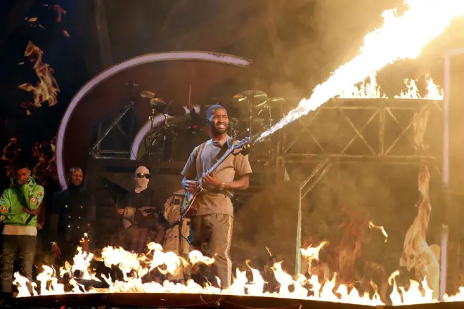 Dave treedt op tijdens de BRIT Awards 2022.