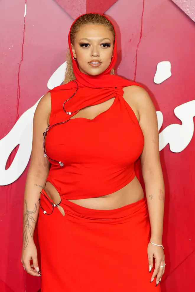   Mahalia arborait des sourcils décolorés pour la remise des prix.