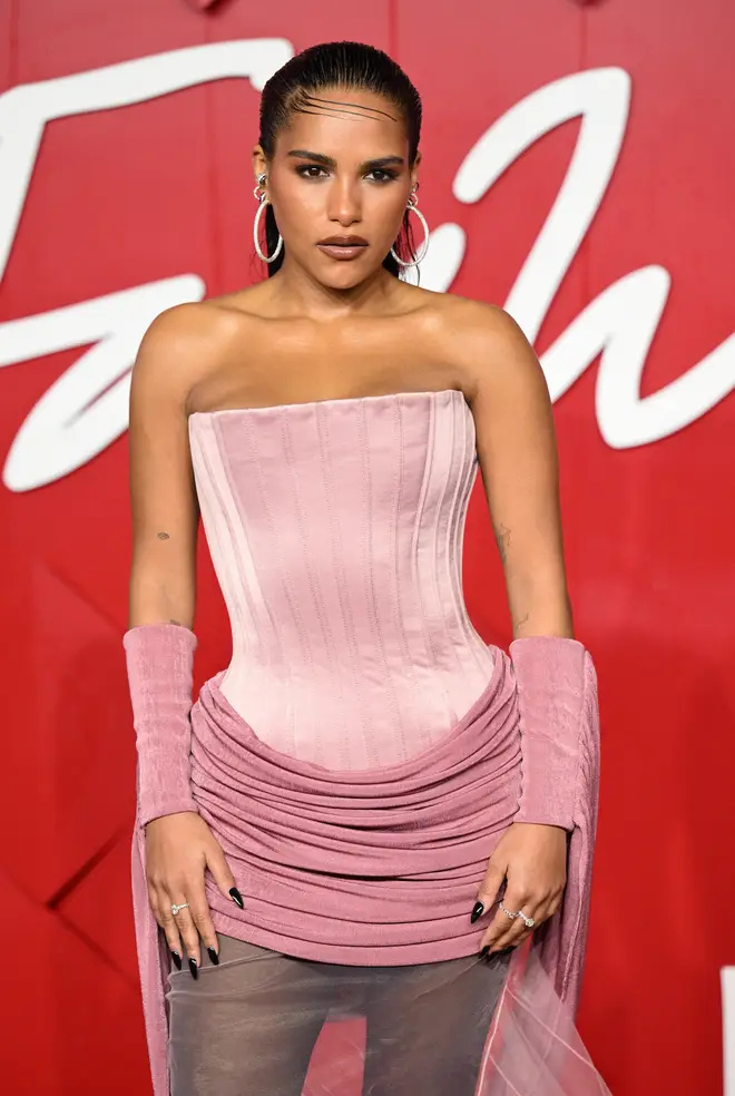   Saffron Hocking portait une robe rose superposée aux Fashion Awards.