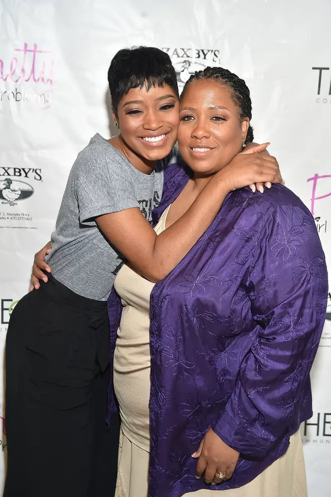 Keke en photo avec sa mère Sharon.