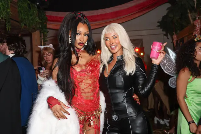   Maya Jama organise une fête d'Halloween avec Gordon's Premium Pink