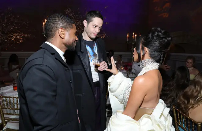   Usher, Kim Kardashian y Pete Davidson en el Super Bowl 2023.