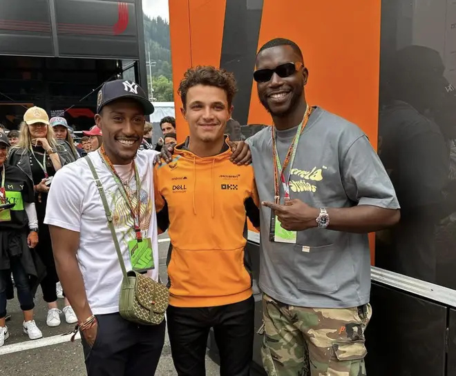 Fotografías de Harry Pinero (derecha) con su colega creador Yung Filly (izq.) y el piloto de F1 Lando Norris.