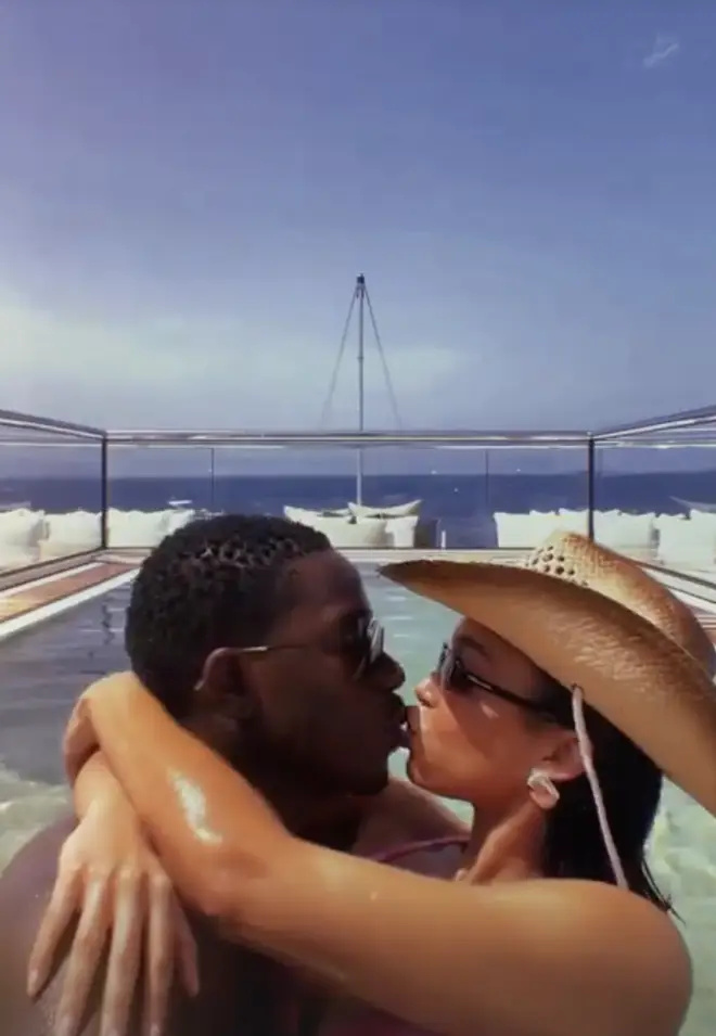 O casal se beijou a bordo do iate de luxo.