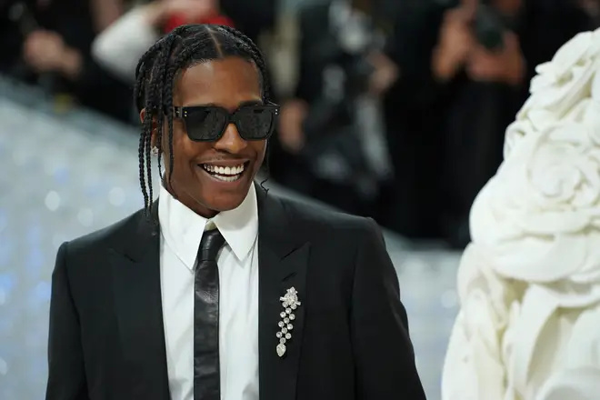   ASAP Rocky saltó sobre un fan en la Met Gala.