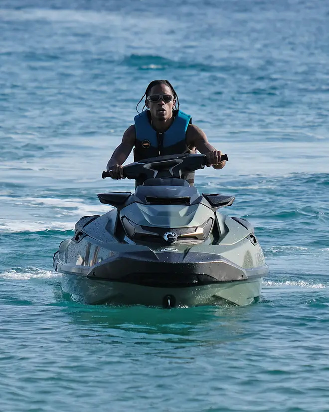   Travis Scott powinien wkrótce wyruszyć w światową trasę koncertową.