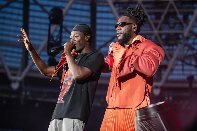 J Hus 和 Burna Boy 在伦敦体育场。