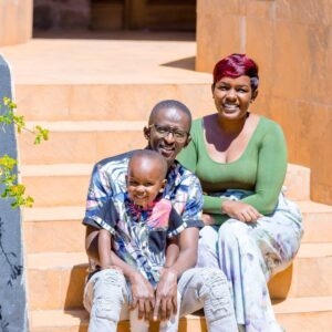   Njugushと妻のCelestineNdindaと息子の写真