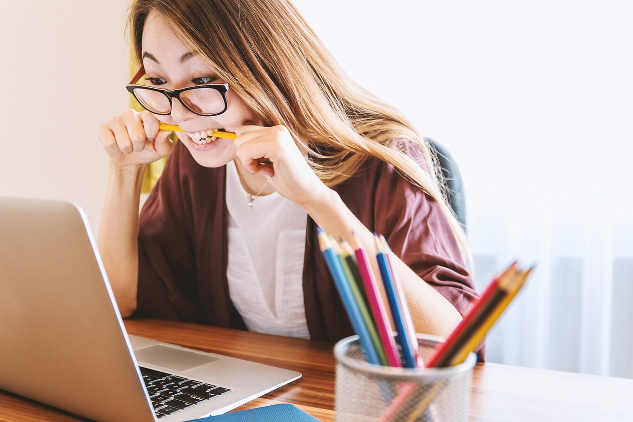Sindrome dell'impostore: cos'è, perché colpisce tante persone e come superarla con strategie pratiche