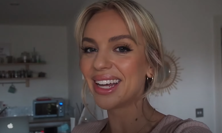 Elle Adamsa